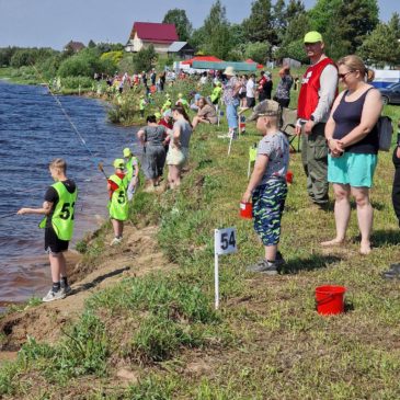 60 школьников испытали себя в рыбной ловле во время фестиваля на реке Мологе